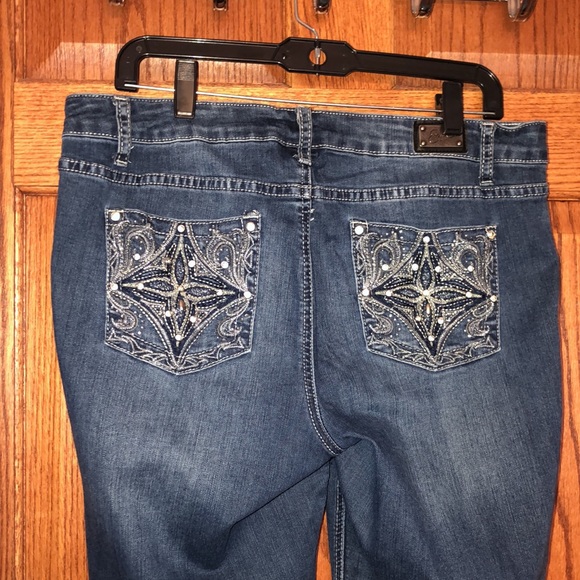 NEW LISTING! Earl Capri Jeans - Picture 6 of 9